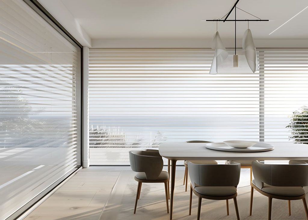 hay-un-comedor-con-una-mesa-y-sillas-y-una-gran-ventana